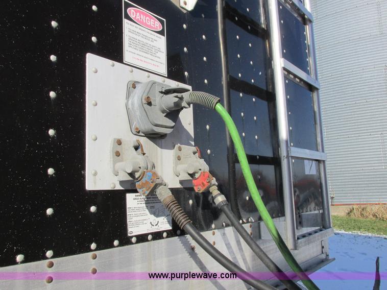 image for item L7001 2010 Freightliner Cascadia semi truck