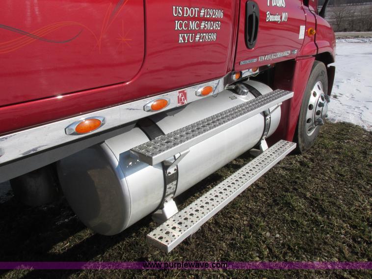 image for item L7001 2010 Freightliner Cascadia semi truck