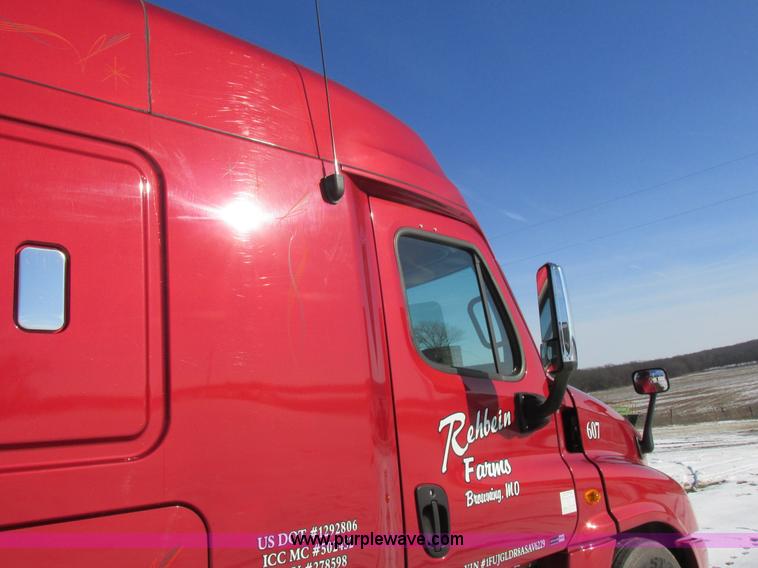 image for item L7001 2010 Freightliner Cascadia semi truck