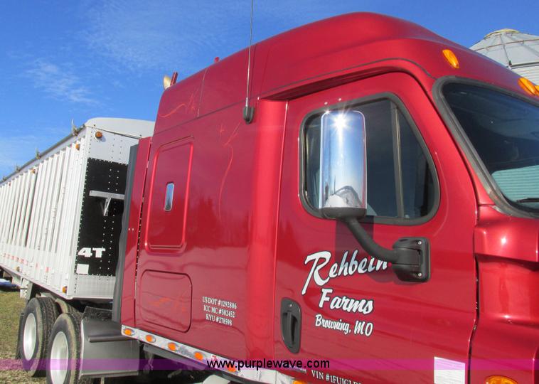 image for item L7001 2010 Freightliner Cascadia semi truck