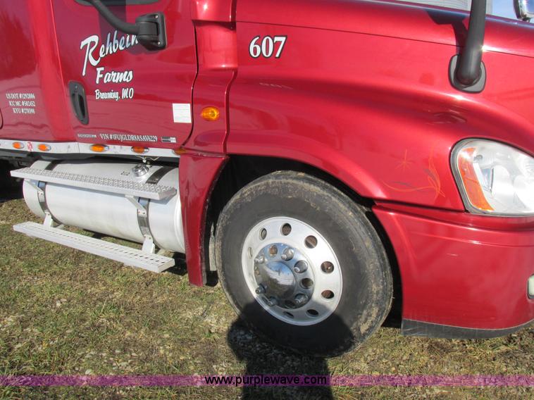 image for item L7001 2010 Freightliner Cascadia semi truck