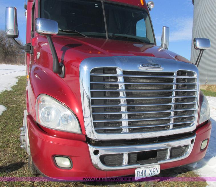 image for item L7001 2010 Freightliner Cascadia semi truck