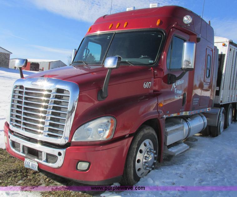 image for item L7001 2010 Freightliner Cascadia semi truck