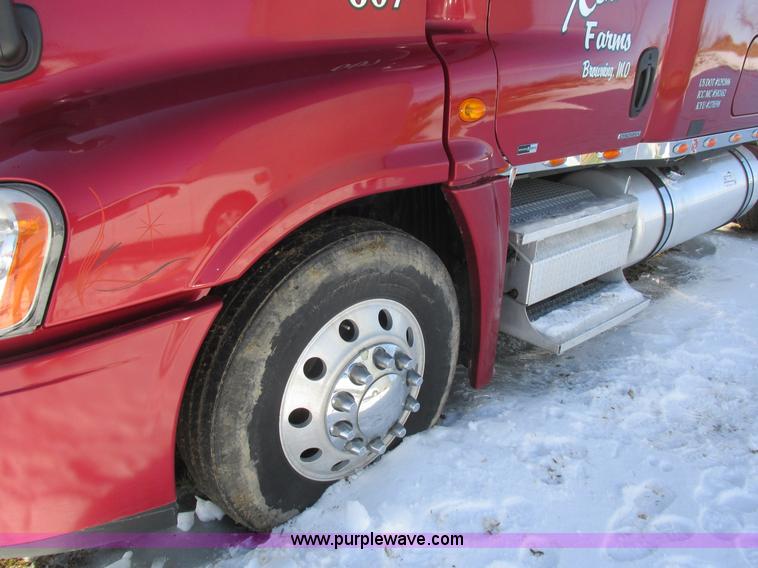 image for item L7001 2010 Freightliner Cascadia semi truck