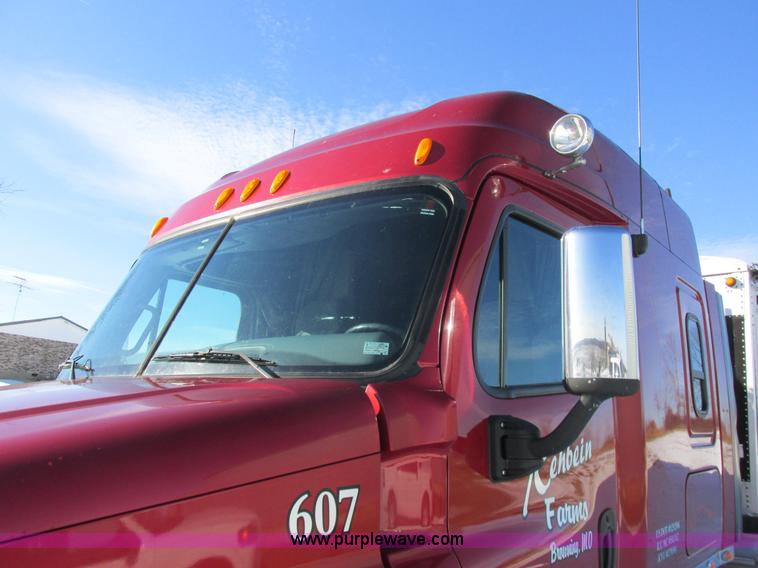 image for item L7001 2010 Freightliner Cascadia semi truck