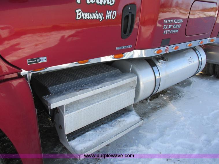 image for item L7001 2010 Freightliner Cascadia semi truck