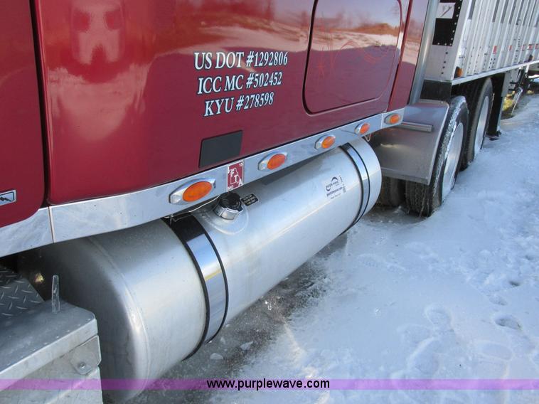 image for item L7001 2010 Freightliner Cascadia semi truck