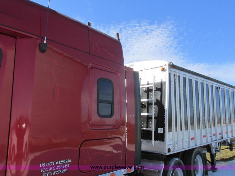 image for item L7001 2010 Freightliner Cascadia semi truck