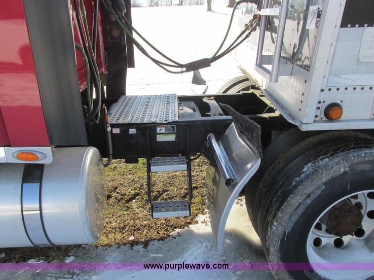 image for item L7001 2010 Freightliner Cascadia semi truck