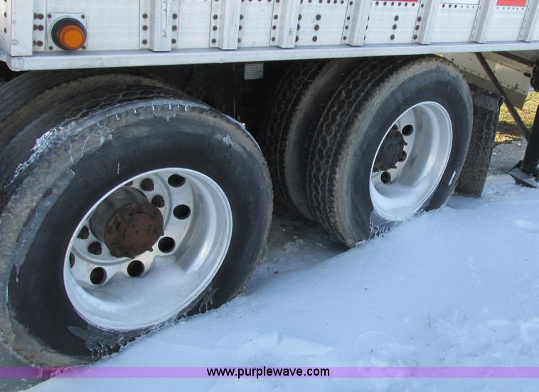 image for item L7001 2010 Freightliner Cascadia semi truck