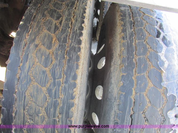 image for item L7001 2010 Freightliner Cascadia semi truck