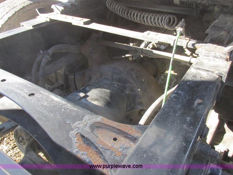 image for item L7001 2010 Freightliner Cascadia semi truck