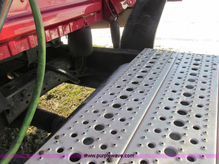 image for item L7001 2010 Freightliner Cascadia semi truck