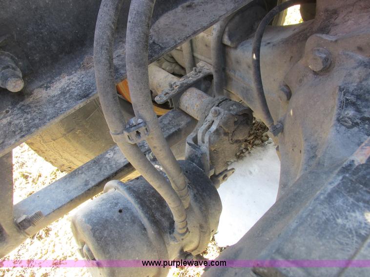 image for item L7001 2010 Freightliner Cascadia semi truck