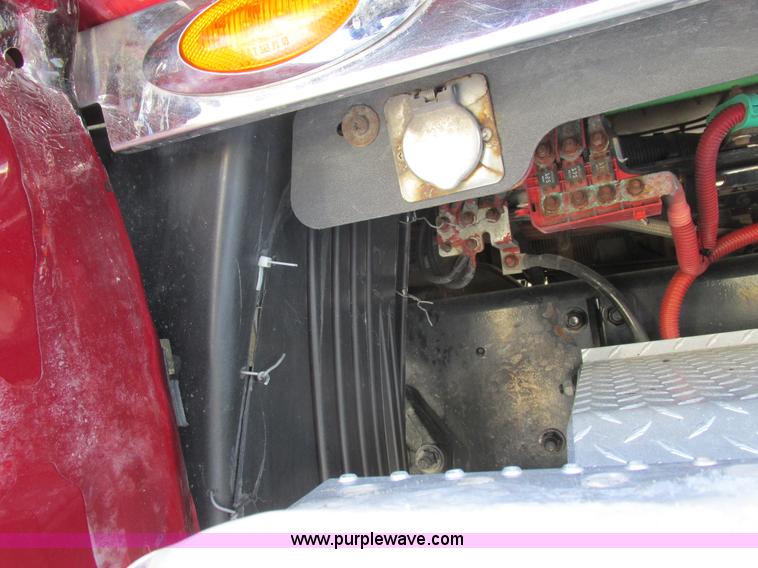 image for item L7001 2010 Freightliner Cascadia semi truck