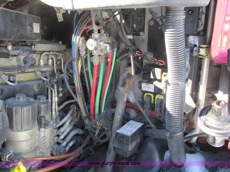 image for item L7001 2010 Freightliner Cascadia semi truck