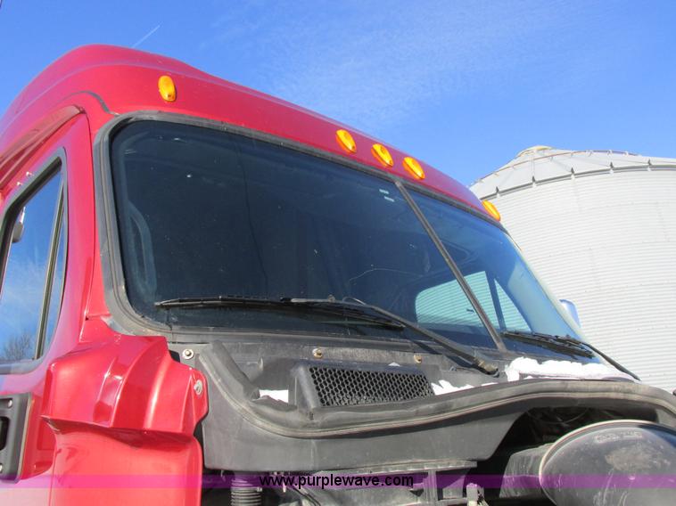 image for item L7001 2010 Freightliner Cascadia semi truck