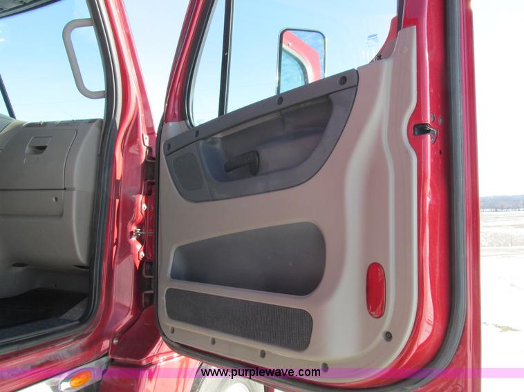 image for item L7001 2010 Freightliner Cascadia semi truck