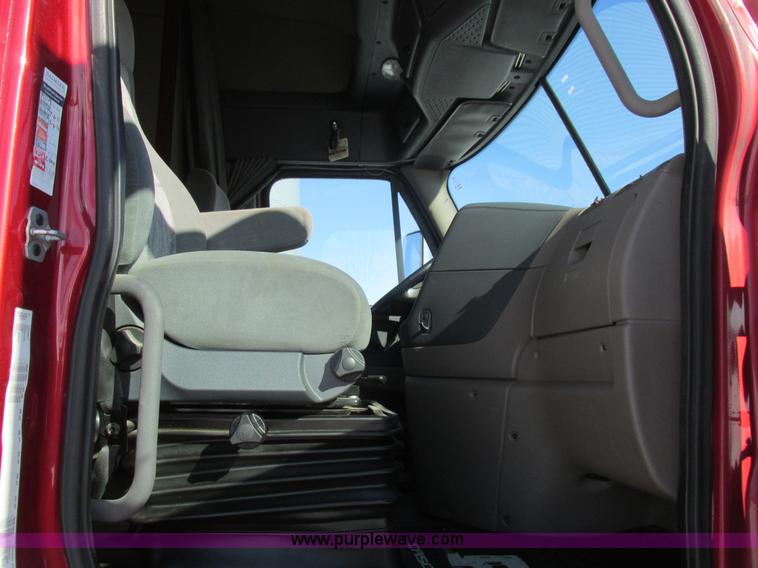 image for item L7001 2010 Freightliner Cascadia semi truck