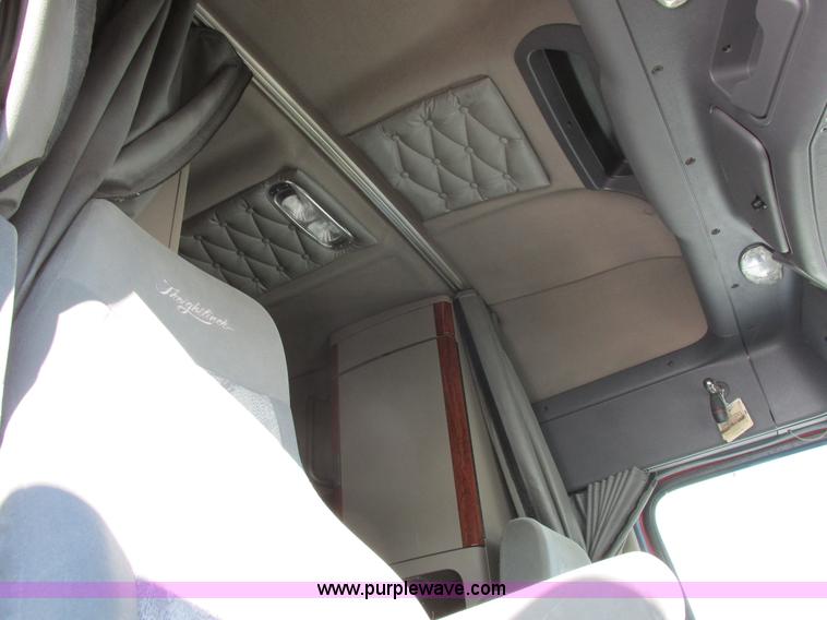 image for item L7001 2010 Freightliner Cascadia semi truck