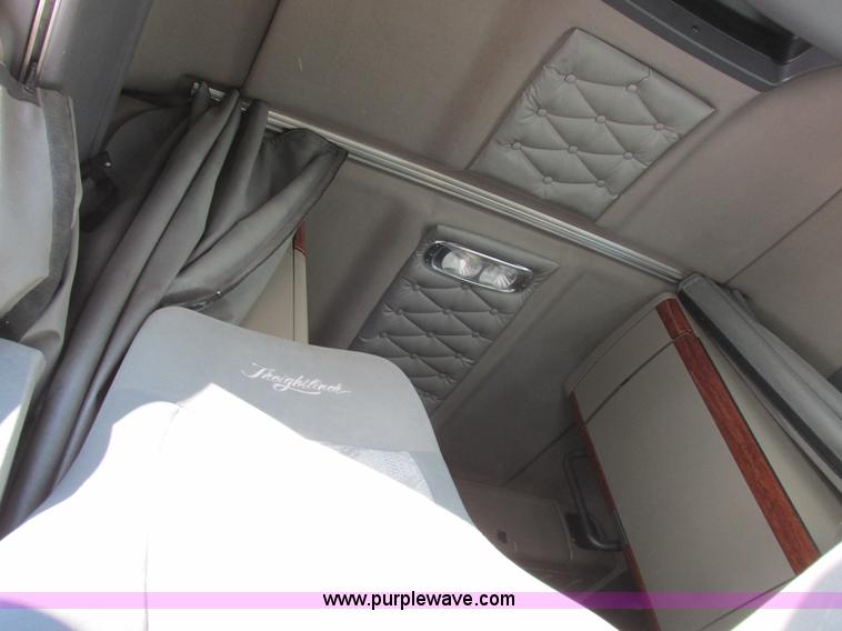 image for item L7001 2010 Freightliner Cascadia semi truck