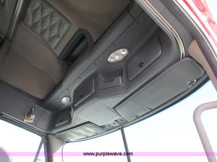 image for item L7001 2010 Freightliner Cascadia semi truck