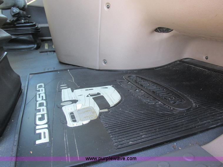 image for item L7001 2010 Freightliner Cascadia semi truck