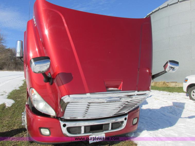 image for item L7001 2010 Freightliner Cascadia semi truck
