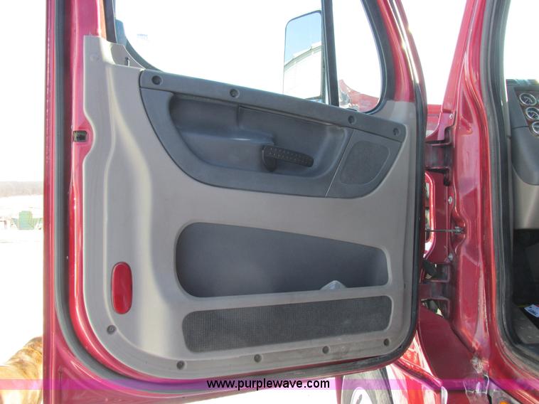 image for item L7001 2010 Freightliner Cascadia semi truck