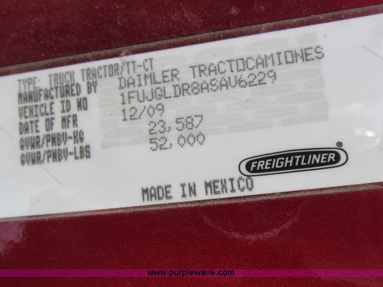 image for item L7001 2010 Freightliner Cascadia semi truck