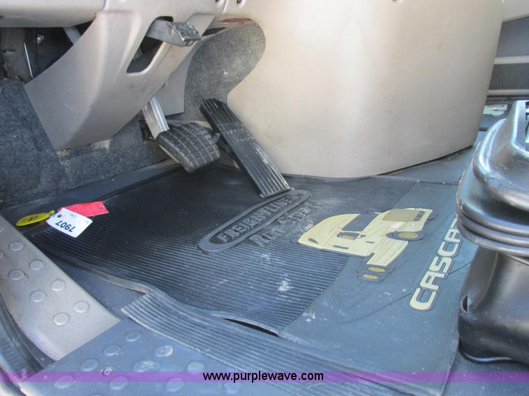 image for item L7001 2010 Freightliner Cascadia semi truck