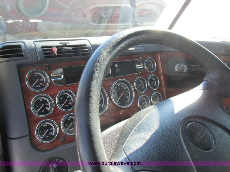 image for item L7001 2010 Freightliner Cascadia semi truck