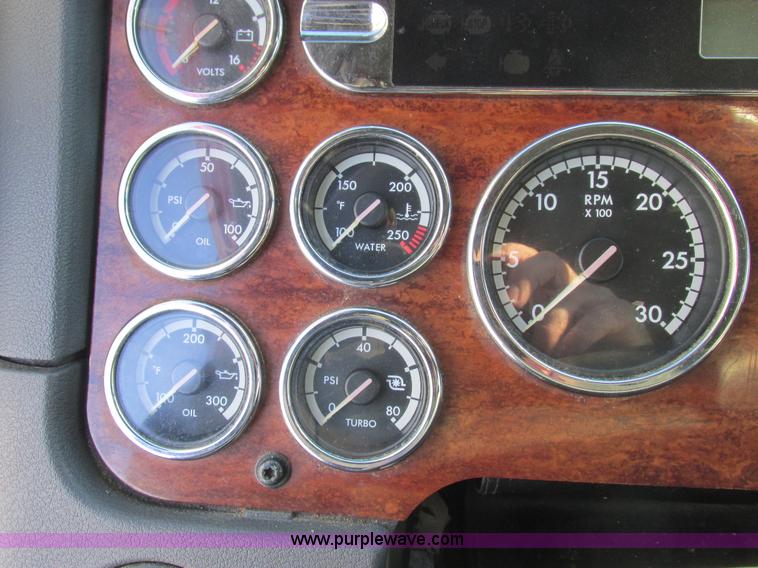 image for item L7001 2010 Freightliner Cascadia semi truck