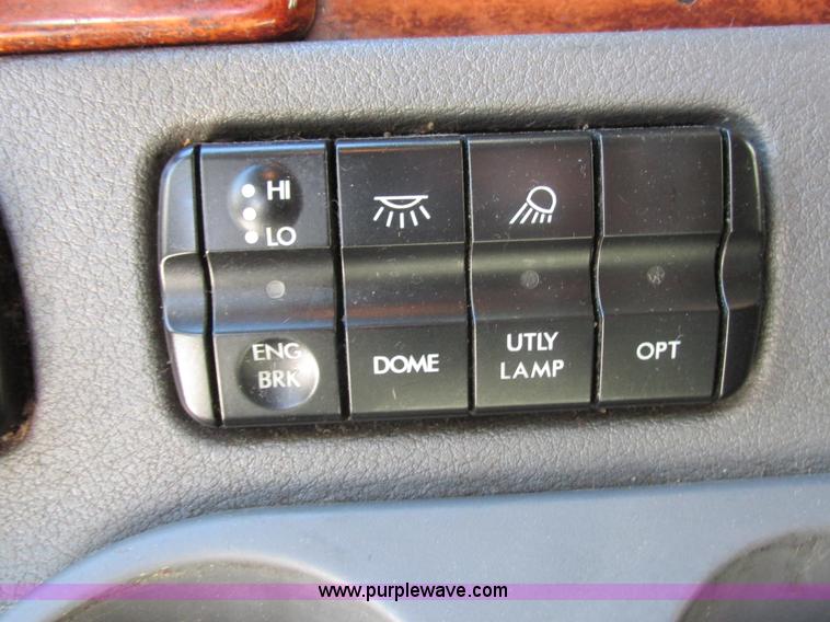 image for item L7001 2010 Freightliner Cascadia semi truck