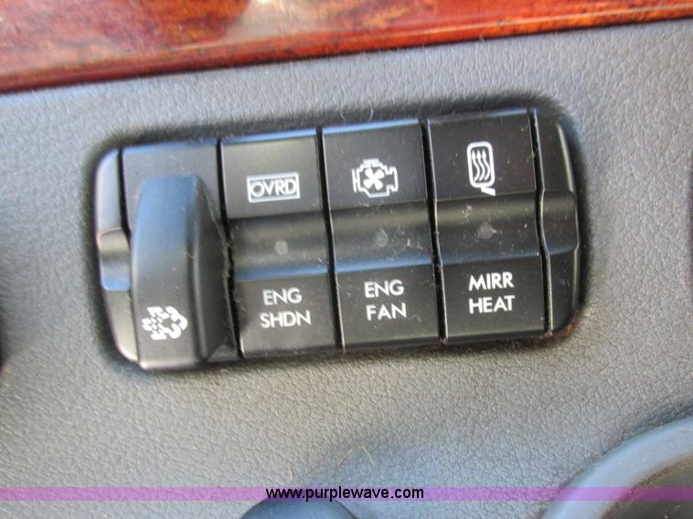 image for item L7001 2010 Freightliner Cascadia semi truck