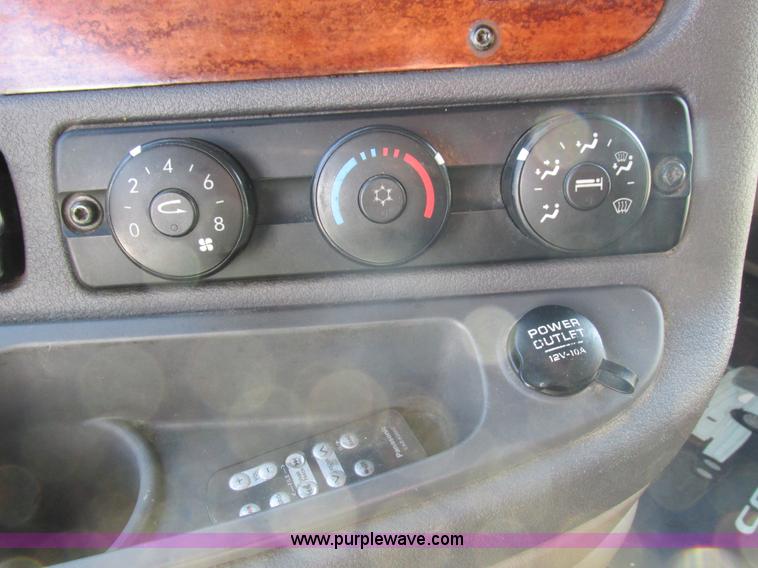 image for item L7001 2010 Freightliner Cascadia semi truck