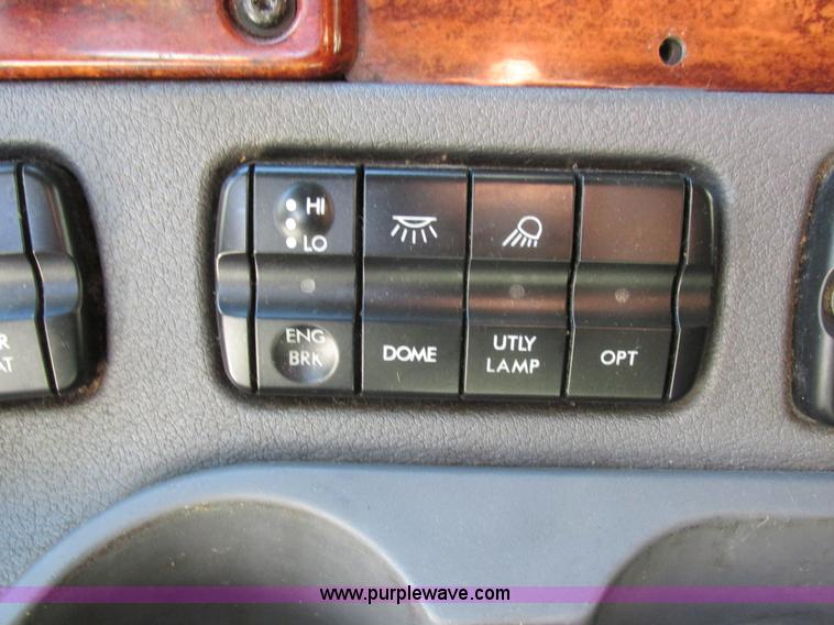 image for item L7001 2010 Freightliner Cascadia semi truck