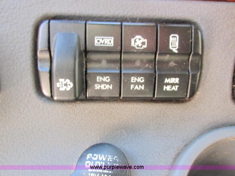 image for item L7001 2010 Freightliner Cascadia semi truck