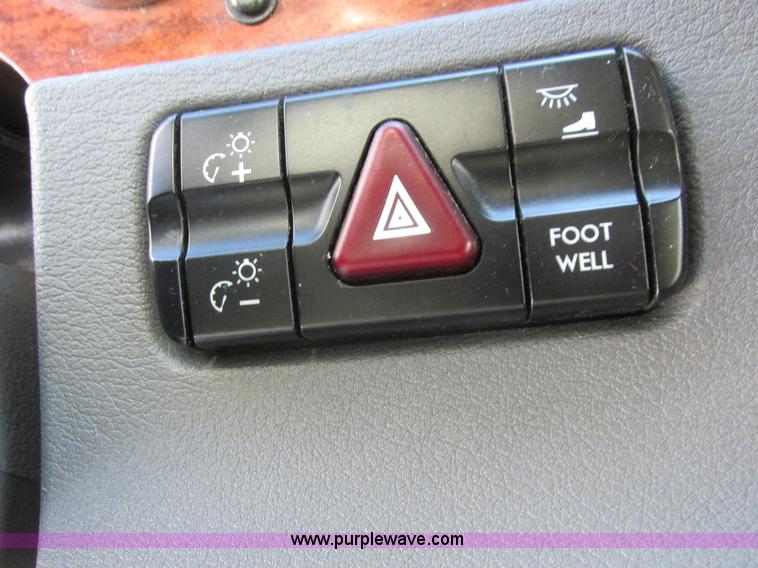 image for item L7001 2010 Freightliner Cascadia semi truck