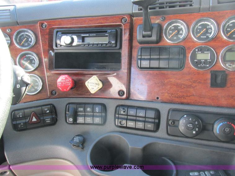 image for item L7001 2010 Freightliner Cascadia semi truck