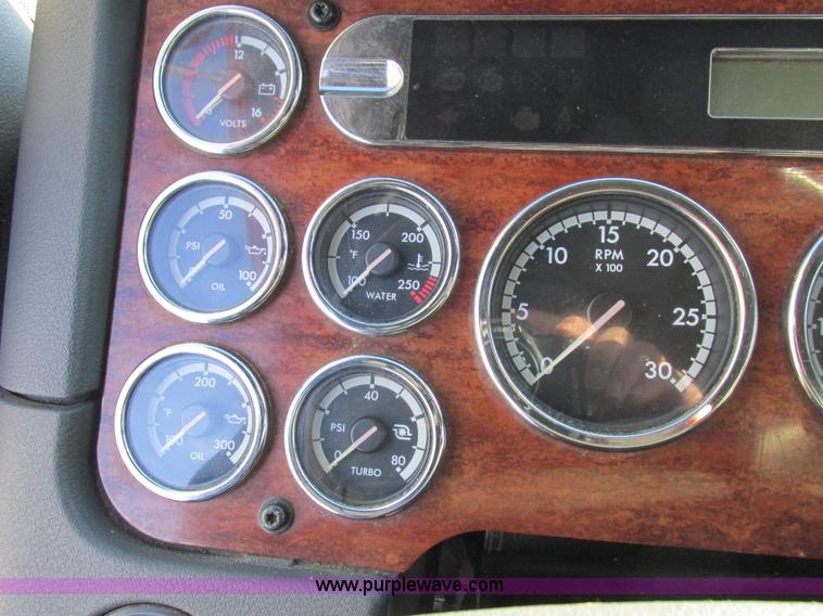 image for item L7001 2010 Freightliner Cascadia semi truck