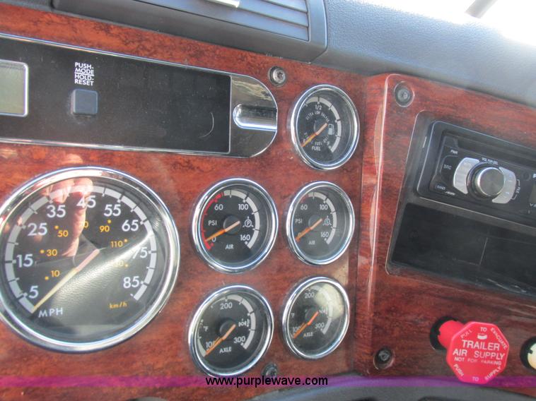 image for item L7001 2010 Freightliner Cascadia semi truck