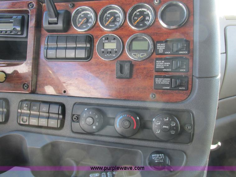 image for item L7001 2010 Freightliner Cascadia semi truck