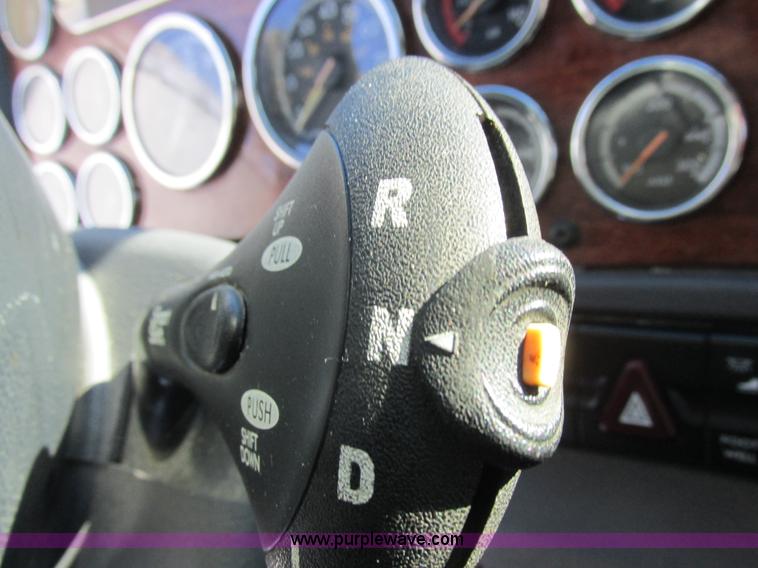 image for item L7001 2010 Freightliner Cascadia semi truck