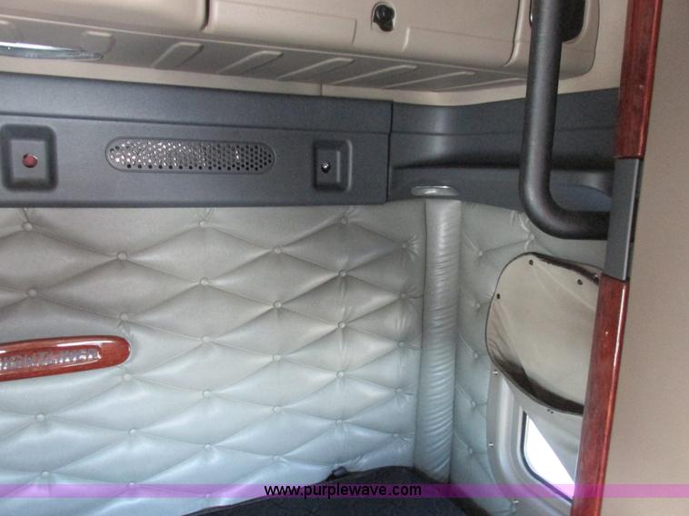 image for item L7001 2010 Freightliner Cascadia semi truck