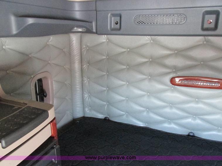 image for item L7001 2010 Freightliner Cascadia semi truck