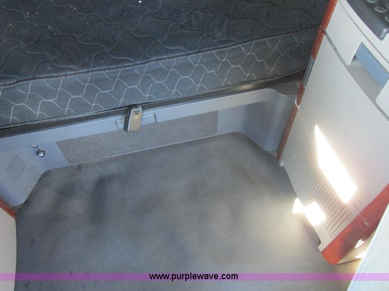 image for item L7001 2010 Freightliner Cascadia semi truck