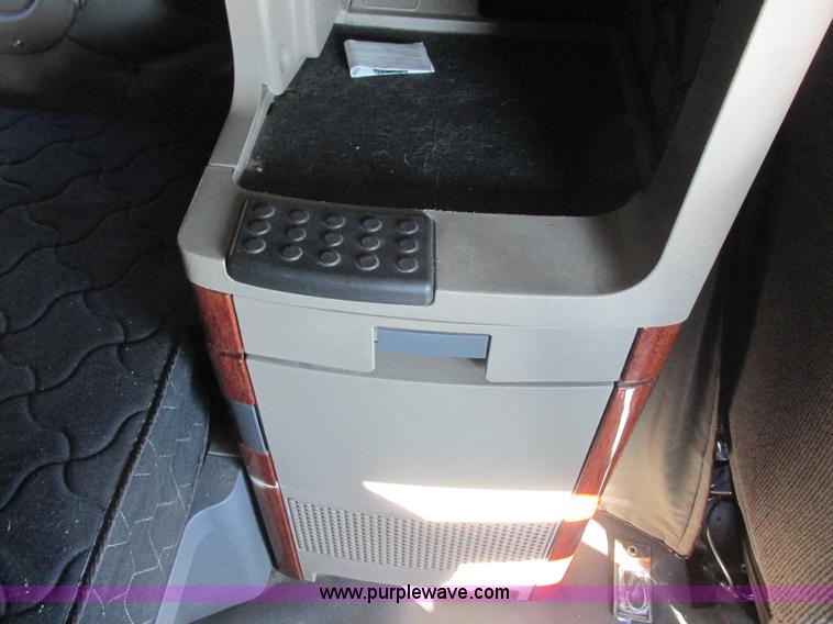 image for item L7001 2010 Freightliner Cascadia semi truck