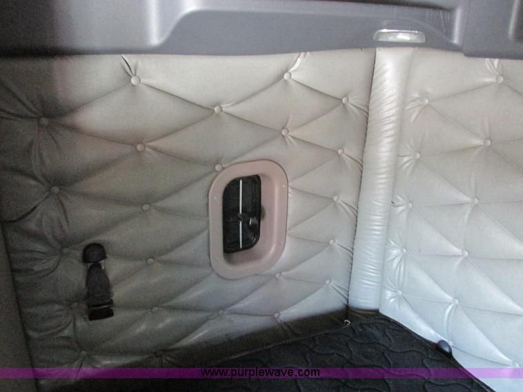 image for item L7001 2010 Freightliner Cascadia semi truck