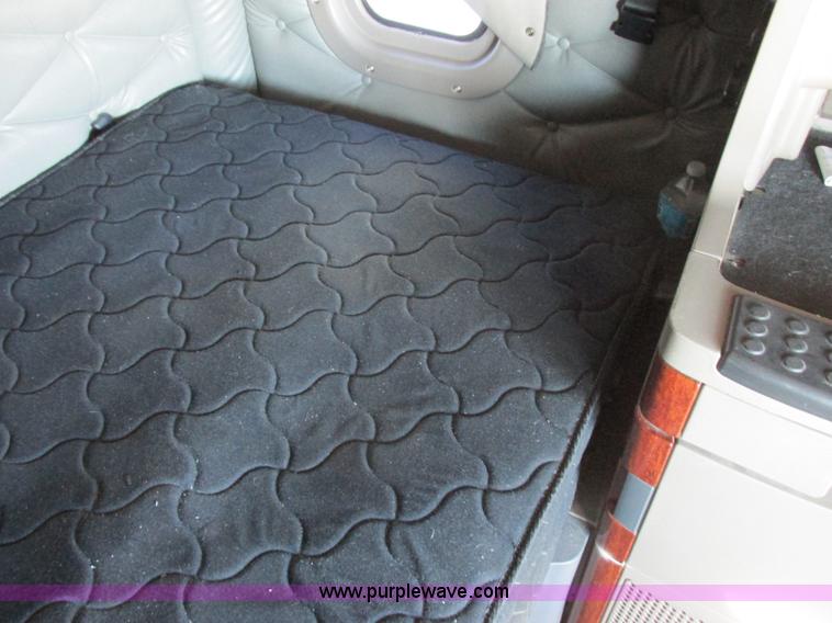 image for item L7001 2010 Freightliner Cascadia semi truck